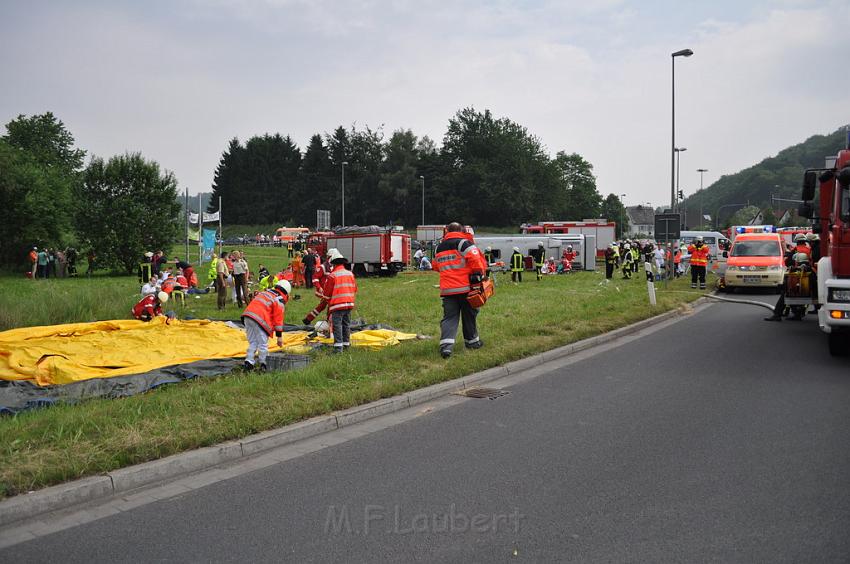 Schwerer Unfall mit Reisebus Lohmar Donrather Dreieck P072.JPG